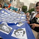 Télam Buenos Aires 10/12/2008
Los organismos de 
derechos humanos realizarán hoy una nueva edición de la Marcha de 
la Resistencia, al conmemorarse 28 años de la primera vez en que 
un grupo reducido de madres caminó durante 24 horas alrededor de 
la Pirámide de Mayo pidiendo por sus hijos secuestrados por la 
dictadura militar. 
Foto: Paula Ribas/Télam/cl
