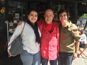 Renzo Sicco con i due giovani allievi giornalisti di Montevideo autori dell'intervista