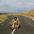 Luis Sepulveda en la Via Cassia (Toscana) Italia.Foto: Daniel Mordzinski. 2004.