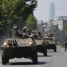 Mezzi militari blindati a Santiago, il 20 ottobre (AP Photo/Luis Hidalgo)